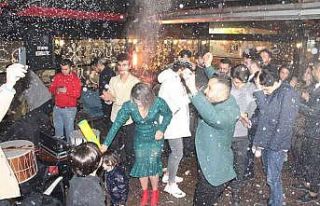 Elazığ’da vatandaşlar yeni yıla halay çekip...