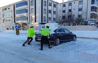 Elazığ’da yolda kalan vatandaşların yardımına...