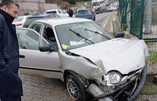 Elektrik direği araca ok gibi saplandı.