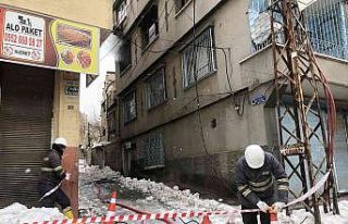 Elektrik kontağı evi yaktı, 2 kişi dumandan etkilendi