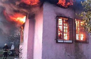 Elektrikli battaniye ev yaktı