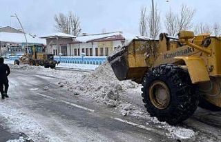 Eleşkirt Belediyesi ekipleri karla mücadele çalışması...