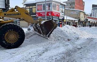 Eleşkirt’te ekiplerin kar temizleme çalışması...