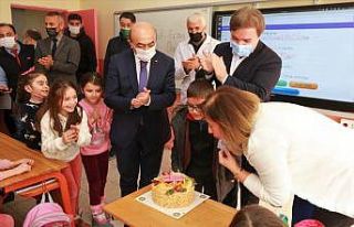 Elinde pastayla sınıfa giren validen öğretmene...