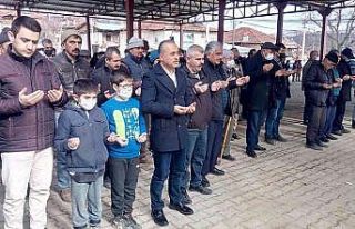 Eller semaya yağmur ve kar yağışı için açıldı