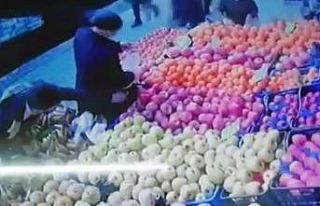 Elma seçerken telefonundan oldu