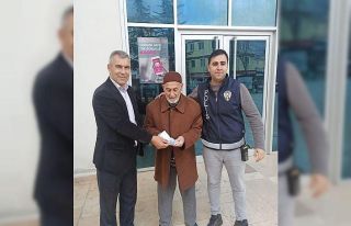 Emekli maaşını düşüren adamı bulup parasını...