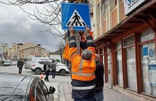 Emet Belediyesi’nden şehir içi levha montaj çalışması
