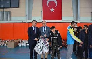 Emirdağ’da okullara spor malzemesi desteği