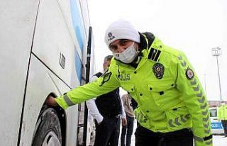 Emniyet ekipleri şehirlerarası otobüsleri denetledi