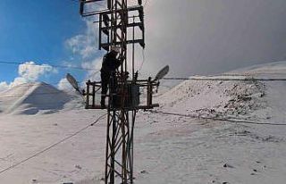 Enerji ekipleri, zorlu kış şartlarında görev...