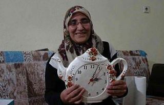 Engelli kadın ürettiği süs eşyalarını satarak...