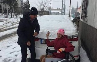 Engelli kızıyla kartopu oynayan baba yürekleri...