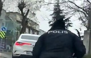 Engelli vatandaşa polisten yardım eli