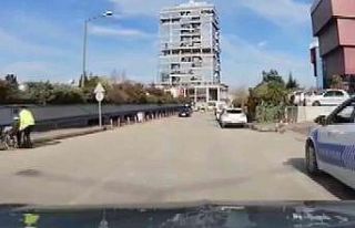 Engelli vatandaşın imdadına trafik polisi yetişti