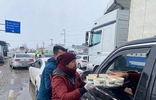 Ereğli Belediyesi karda bekleyen vatandaşlara çorba...