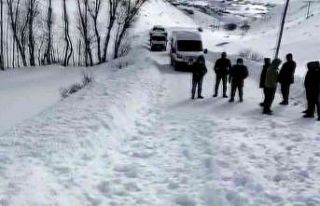 Erzurum’da üçüncü çığ, 10 araç mahsur kaldı
