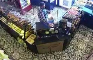 Esenyurt’ta fırına gelen adam yardım kutularını...