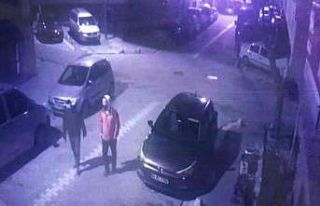 Esenyurt’ta gece vakti apartmana girmeye çalışan...