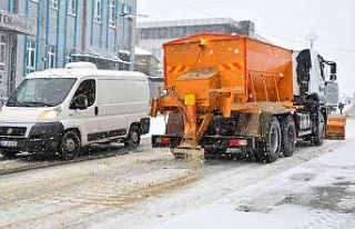 Esenyurt’ta kar küreme ve tuzlama çalışmaları...
