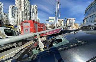 Esenyurt’ta şiddetli rüzgar trafik lambası direğini...