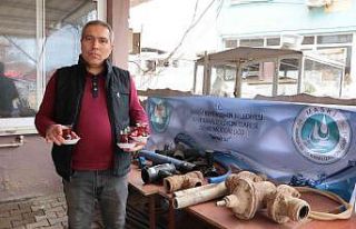 Eski içme suyu boruları mahallede sergilendi