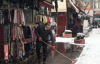 Eskişehir esnafının kar mesaisi
