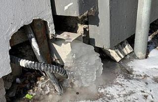 Eskişehir’de çatı suyu tahliye boruları dondu