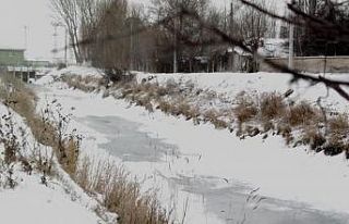 Eskişehir’de sulama kanalı dondu