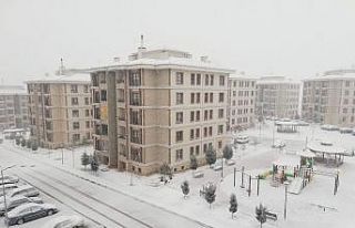 Eşme’de etkisini arttıran kar yağışı ilçeyi...