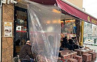 Esnaf kar yağışına karşı branda ve naylonla...