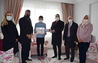 Evde eğitim alan öğrencilerin karne sevinci