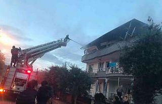 Evi yanan adam yaralandı