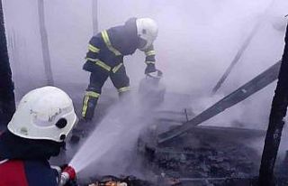 Evi yanan komşusuna yardım etmek isterken canından...