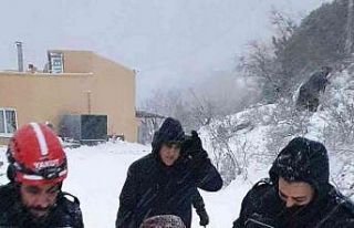 Evinde mahsur kalan yaşlı kadın kurtarıldı