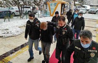 Evine gittiği kişiyi kabloyla boğan şahıs tutuklandı