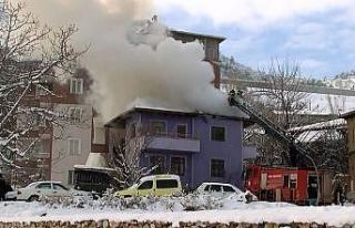 Evinin yanışını yaşlı gözlerle izledi