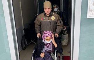 Evinin yolu kar nedeniyle kapanan yaşlı kadının...