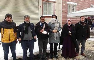 Evlat hasreti çeken aileler kar altında nöbette