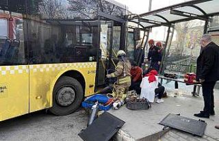 Eyüpsultan’da İETT otobüsü durağa daldı:2...