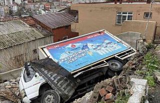 Eyüpsultan’da virajı alamayan kamyonet gecekondunun...