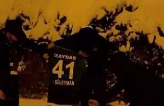 Ezeli rakibe transfer olan futbolcunun formasını...