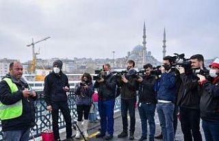 Fatih’te gazeteciler Haliç’e olta attı