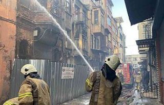 Fatih’te metruk bina alev alev yandı