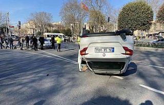 Fatih’te öğrenci servisiyle otomobil çarpıştı:...