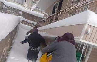 Fedakar 112 görevlisi hastayı sırtında taşıdı