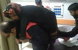 Fedakar itfaiyeci engelli hasta kadını sırtında...