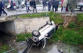 Fethiye’de otomobil su kanalına devrildi: 2 yaralı