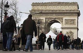 Fransa’da günlük vaka sayısı 2 gündür 300...