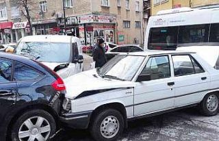 Freni boşalan otomobil park halindeki araçlara çarptı,...